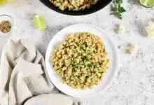 „Blumenkohlreis – gesunde und kohlenhydratarme Alternative zu Reis, serviert mit frischen Kräutern