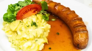 Kartoffelsalat mit Bratwurst Rezept - Hausgemachter Kartoffelsalat mit knusprig gebratener Bratwurst