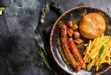 Klassische Currywurst mit würziger Sauce und Pommes – beliebtes deutsches Streetfood