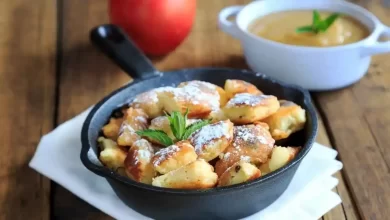 Fluffiger Kaiserschmarrn mit Puderzucker und Beeren – Traditionelles Rezept