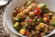 Frischer Kichererbsensalat mit Gemüse, Kräutern und Zitronen-Dressing – gesundes und einfaches Rezept