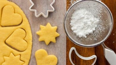 Hausgemachter Plätzchenteig auf einer Arbeitsfläche ausgerollt, bereit zum Ausstechen von Weihnachtsplätzchen.