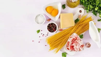 Zutaten für klassisches Spaghetti Carbonara Rezept – Spaghetti, Eier, Parmesan, Speck und Pfeffer