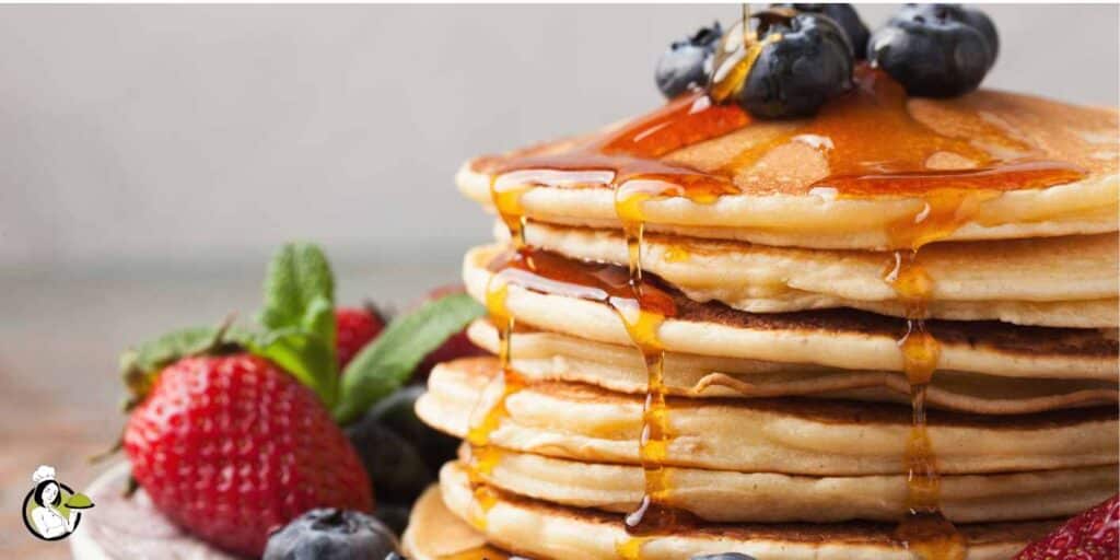 Pfannkuchen mit frischen Früchten wie Erdbeeren, Heidelbeeren.