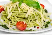 Zucchini Pesto Gericht - Frisches und gesundes Rezept mit Zucchini, Basilikum, Knoblauch und Parmesan