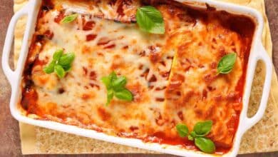 Köstliche hausgemachte Lasagne mit reichhaltiger Bolognese-Sauce, cremiger Béchamel und goldbraunem Käse – ideales Rezept für ein klassisches italienisches Gericht