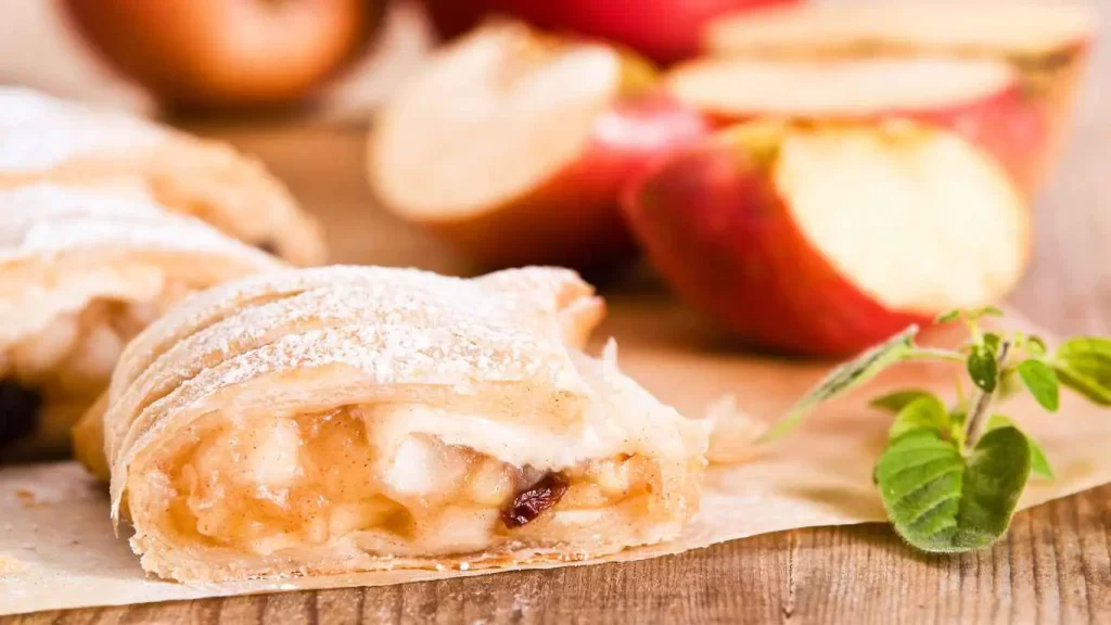 Frischer Apfelstrudel aus knusprigem Blätterteig mit Apfel-Zimt-Füllung