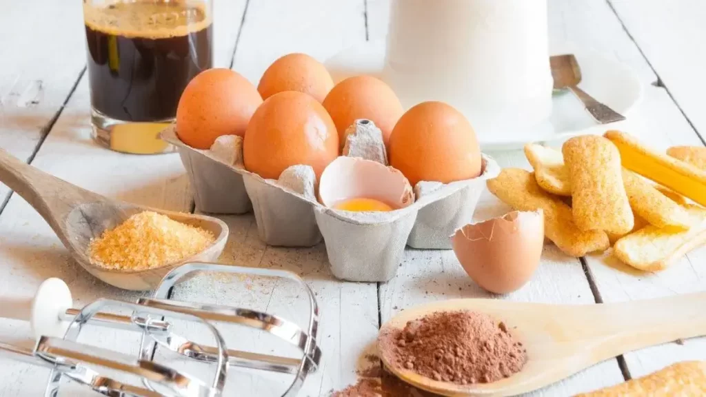 Zutaten für Baumkuchen – Eier, Mehl, Zucker und Butter in einer Schale