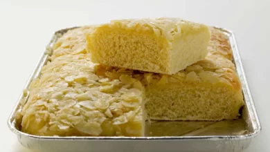 Bienenstich mit Paradiescreme – klassischer deutscher Kuchen mit Vanillecreme und knuspriger Mandeldecke