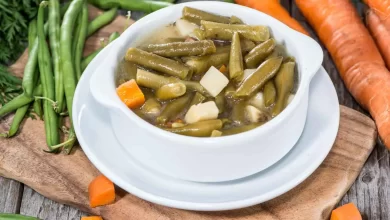 Zutaten und Zubereitung einer herzhaften Bohnensuppe