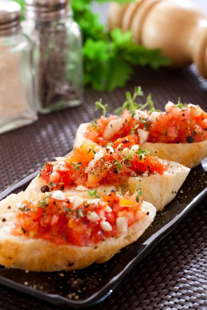 Bruschetta mit frischen Tomaten, Knoblauch und Basilikum auf geröstetem Brot – ein mediterraner Klassiker.