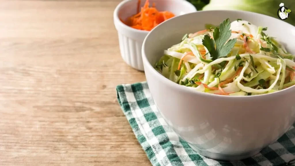 Frischer Coleslaw in einer Schale – Cremiger Krautsalat mit Karotten