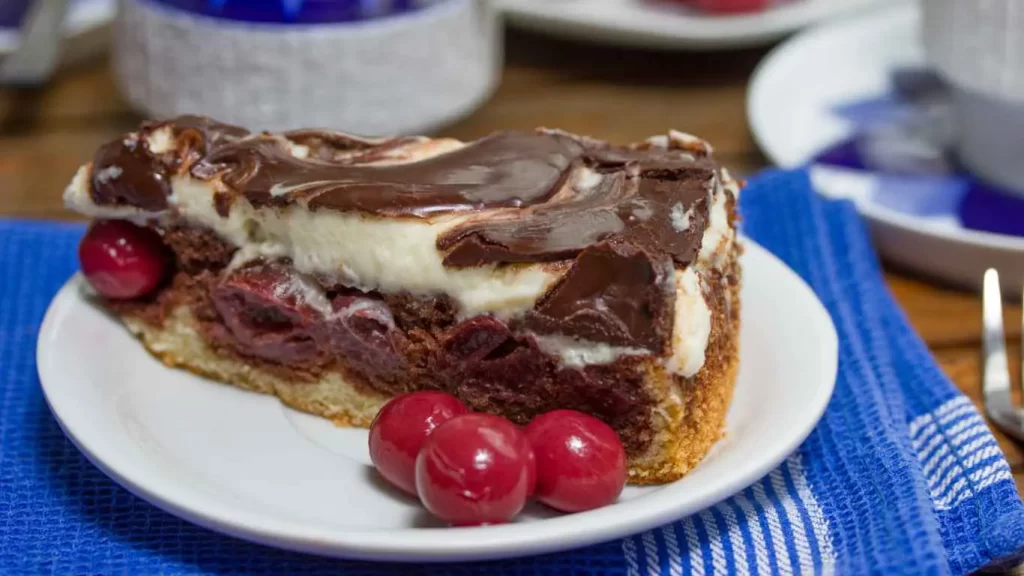 Donauwelle auf dem Blech mit Marmorkuchen, Kirschen, Buttercreme und Schokoladenglasur nach Rezept