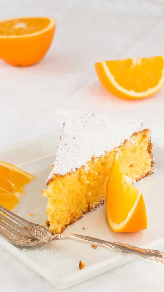 Einfacher Fantakuchen mit goldbrauner Kruste, locker und saftig durch die Zugabe von Fanta.