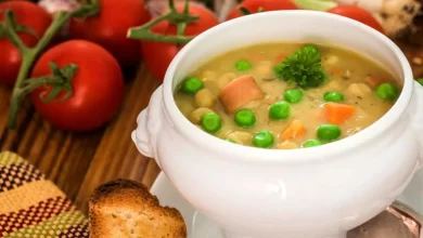 Frische hausgemachte Erbsensuppe mit Gemüse und Speck serviert in einer Schüssel