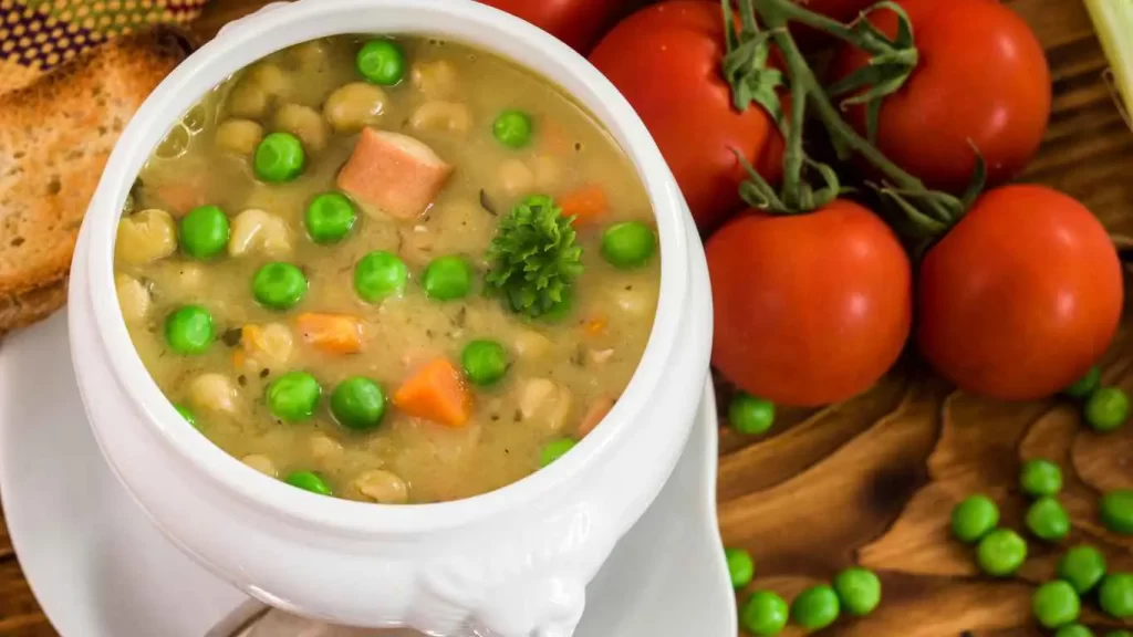 Traditionelle Omas Erbsensuppe serviert auf einem gedeckten Tisch