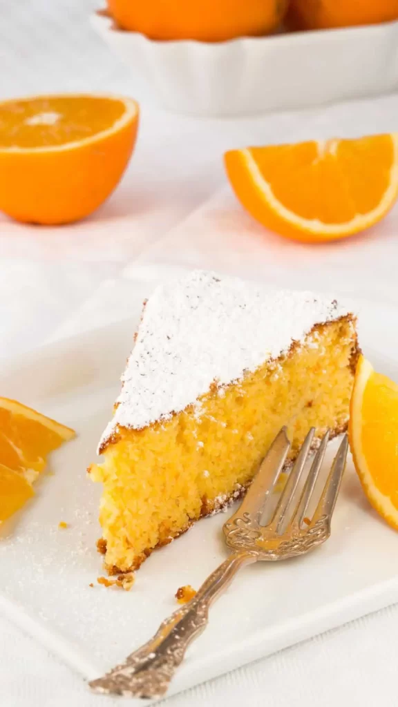 Ein Stück saftiger Fantakuchen mit goldener Kruste, serviert auf einem Teller.