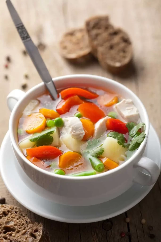 Hausgemachte Gemüsesuppe mit Kartoffeln, Karotten, Sellerie und Kräutern nach einem einfachen Rezept.