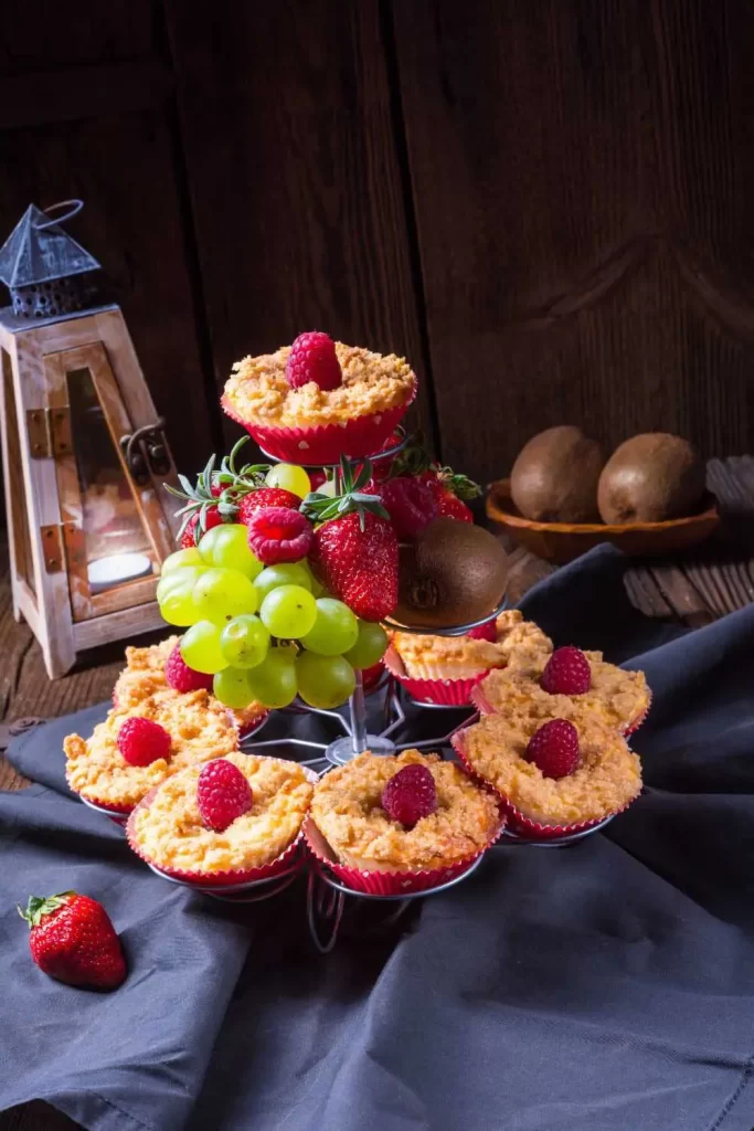 Servierte Käsekuchen Muffins – cremige, kleine Käsekuchen in Muffinform, ideal als Dessert oder Snack.