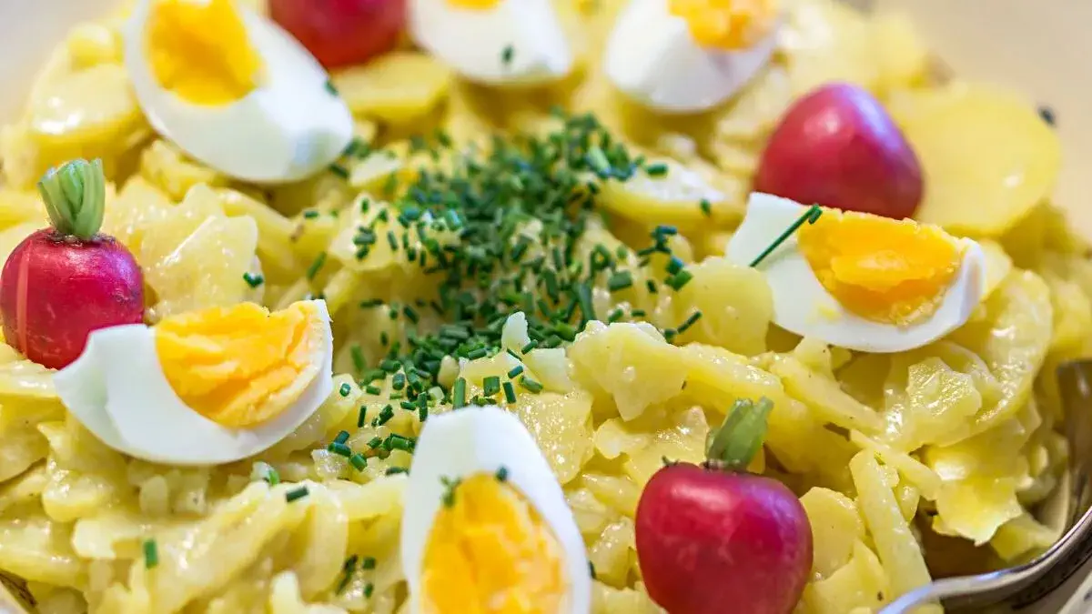 Kartoffelsalat mit gekochten Eistücken, Traditionelles Rezept mit frischen Zutaten