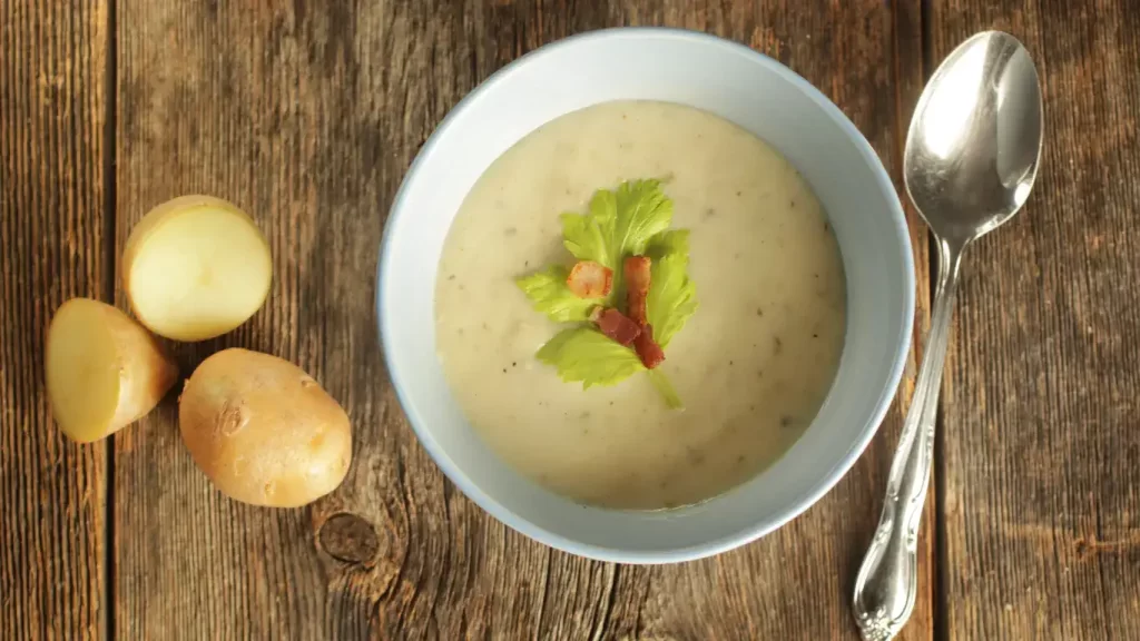 Cremige Kartoffelsuppe in einer Schale, garniert mit Kräutern