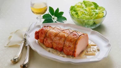 Kasseler Braten serviert mit Kartoffeln und Sauerkraut auf einem Teller