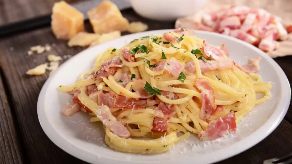 Spaghetti Carbonara – Traditionelles italienisches Nudelgericht mit cremiger Ei-Parmesan-Sauce und knusprigem Speck