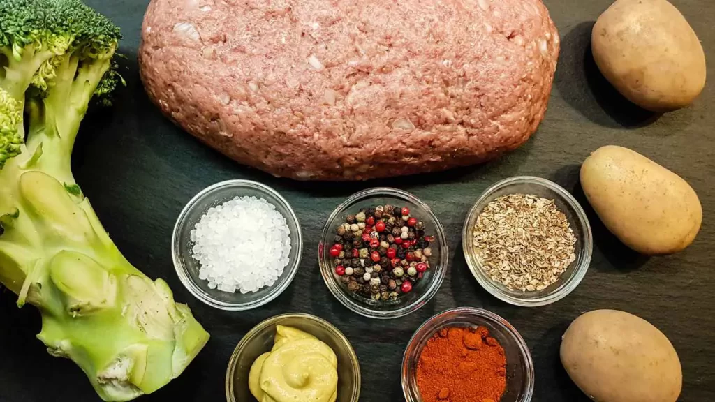 Zutaten für Königsberger Klopse, darunter Hackfleisch, Zwiebeln, Kapern, Ei und Gewürze