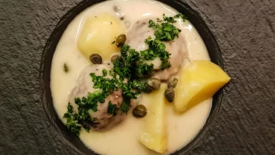 Königsberger Klopse in cremiger Kapernsoße, serviert als traditionelles deutsches Gericht