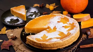 Leckerer Kürbiskuchen mit herbstlichen Gewürzen, perfekt gebacken und dekoriert