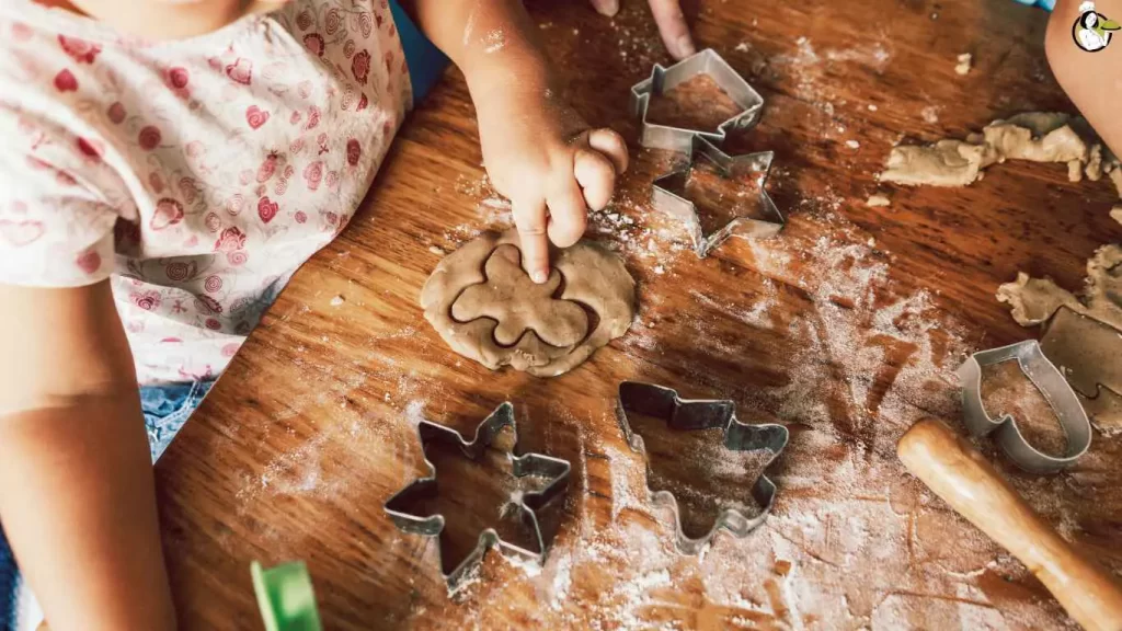 Lebkuchen-Plätzchen Rezept mit Schritt-für-Schritt Anleitung für weihnachtliche Gewürzplätzchen, dekoriert mit Zuckerglasur.