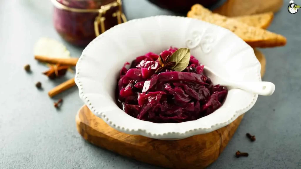 Leckere Rotkohl serviert, gekocht mit Äpfeln und Gewürzen, perfekt als Beilage zu festlichen Hauptgerichten.