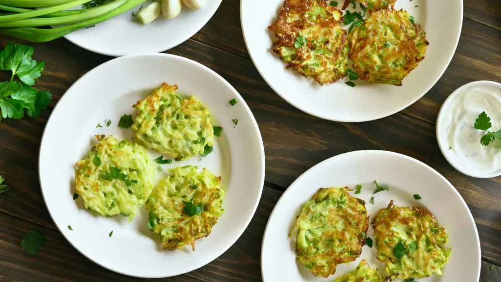 Leckere Zucchinipuffer Low Carb, knusprig und kohlenhydratarm, ideal für eine gesunde Ernährung