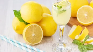Erfrischender Limoncello Spritz mit Zitronenscheibe und Eiswürfeln – Sommerlicher Cocktail