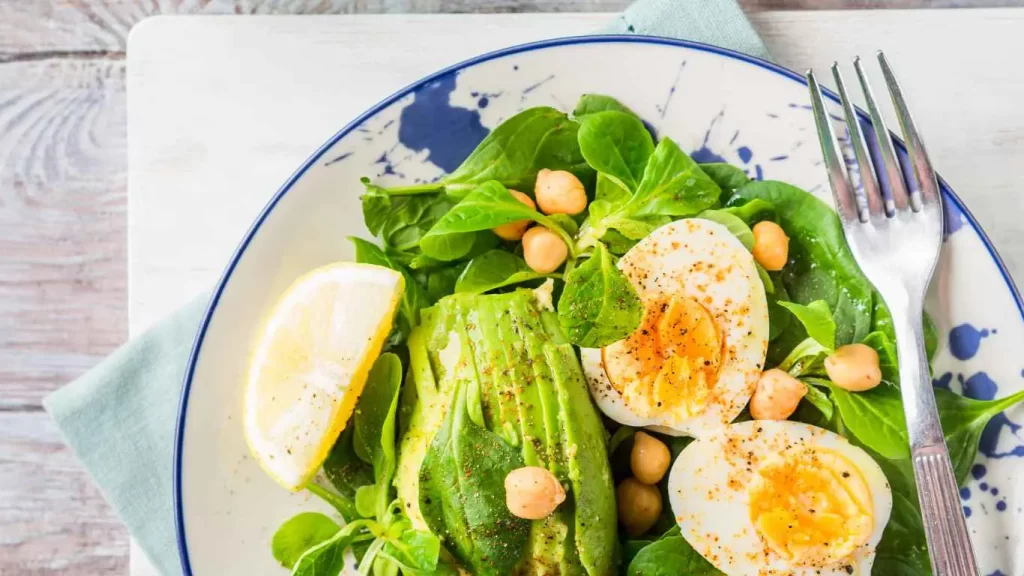 Servierter Low Carb Spinatsalat mit frischer Avocado, gekochtem Ei und knackigem Spinat – perfekt für eine gesunde, kohlenhydratarme Ernährung.