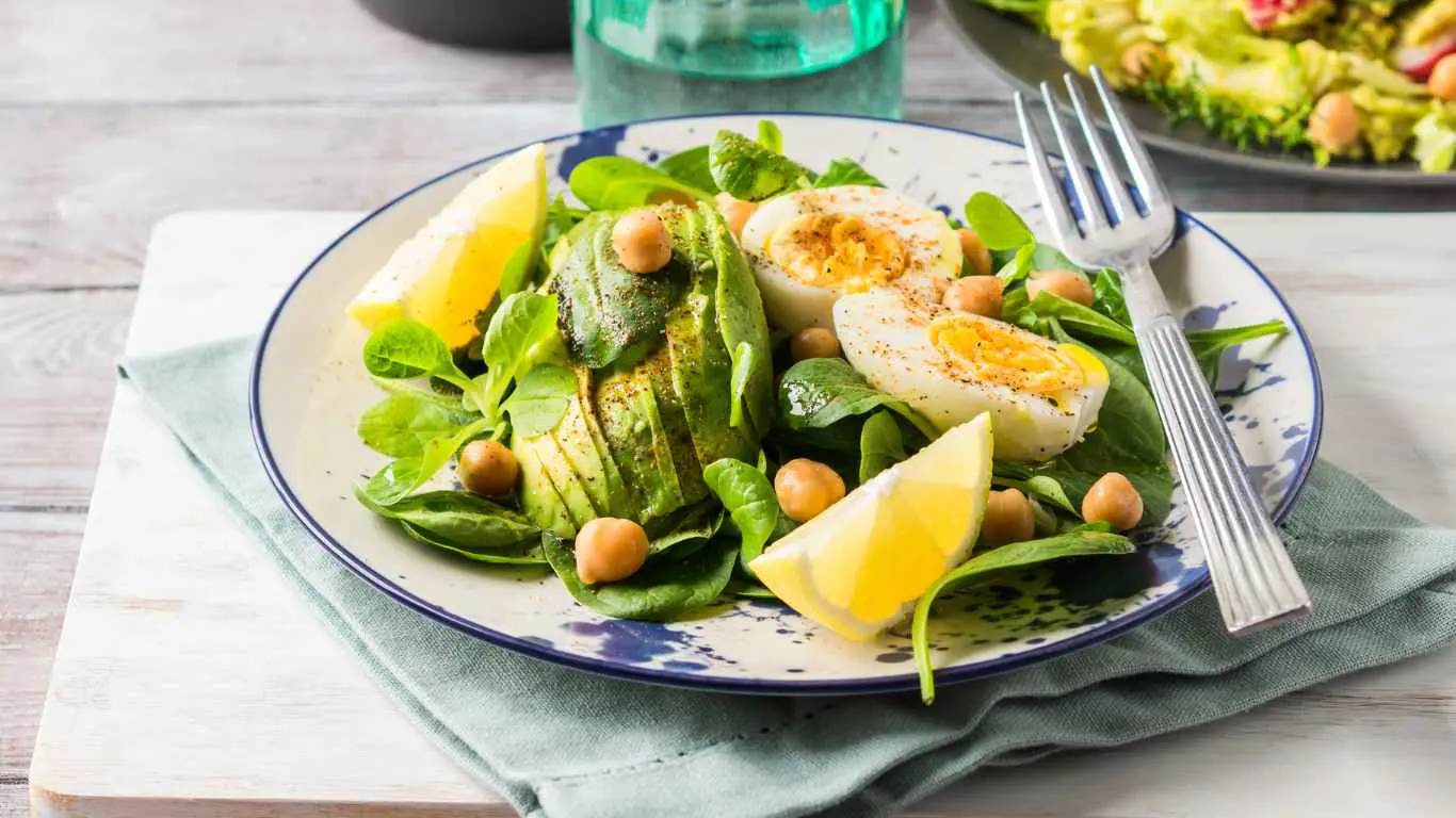 Low Carb Spinatsalat mit frischen Avocado-Stücken, gekochtem Ei und knackigem Babyspinat – ideal für eine gesunde und kohlenhydratarme Ernährung.