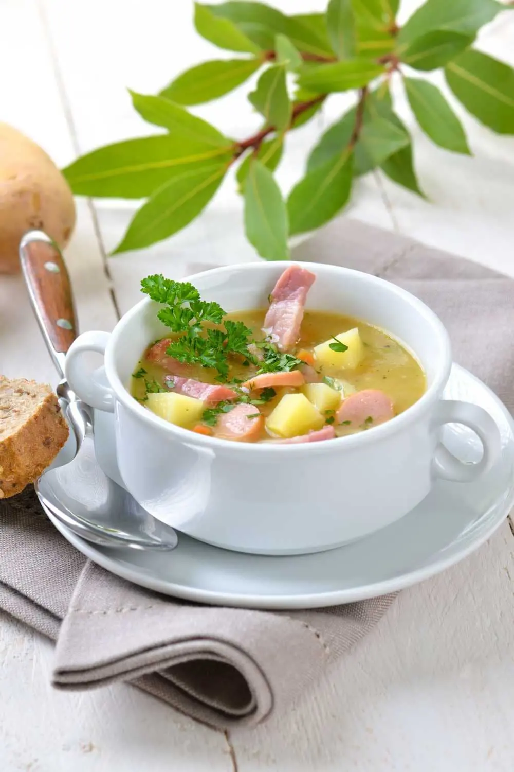 Omas Kartoffelsuppe Rezept – traditionelle, cremige Kartoffelsuppe mit frischen Kräutern und herzhaften Zutaten.