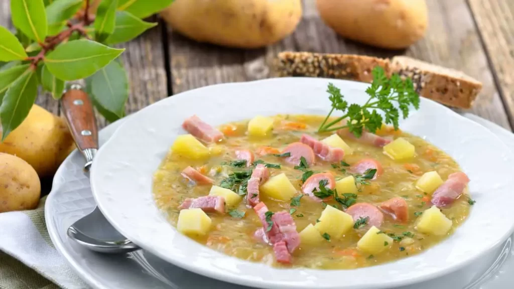 Omas servierte Kartoffelsuppe – eine cremige, herzhafte Suppe mit Kartoffeln und frischen Kräutern, nach traditionellem Rezept.