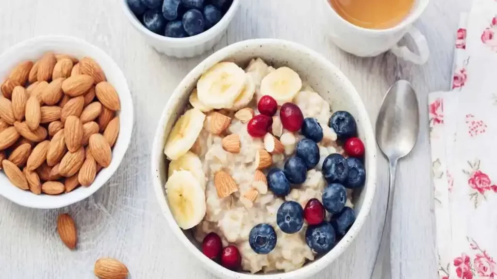 Porridge mit Wasser, Mandeln und frischem Obst – Gesundes Frühstücksrezept