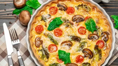 Leckere Quiche mit saftigem Hähnchen und goldbraunem Teig, frisch aus dem Ofen