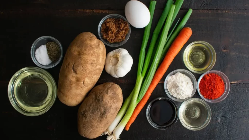 Frische Zutaten für Reibekuchen: Kartoffeln, Zwiebeln, Eier und Mehl