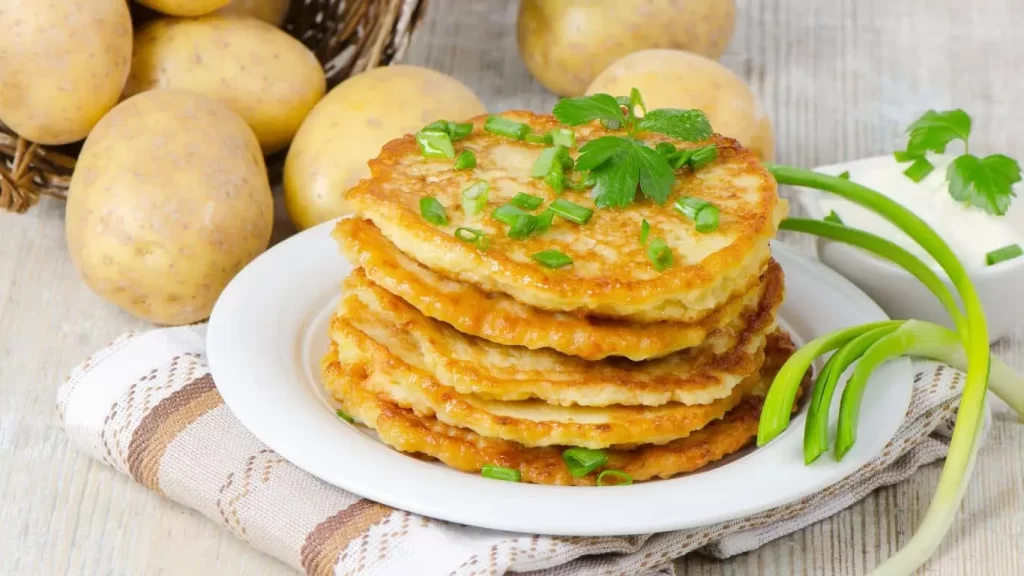 Knusprige Reibekuchen mit frischen Kartoffelstücken