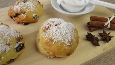 Selbstgebackene Rosinenbrötchen auf einem Backblech – Perfekter Snack für Zuhause, einfaches Rezept Schritt für Schritt erklärt