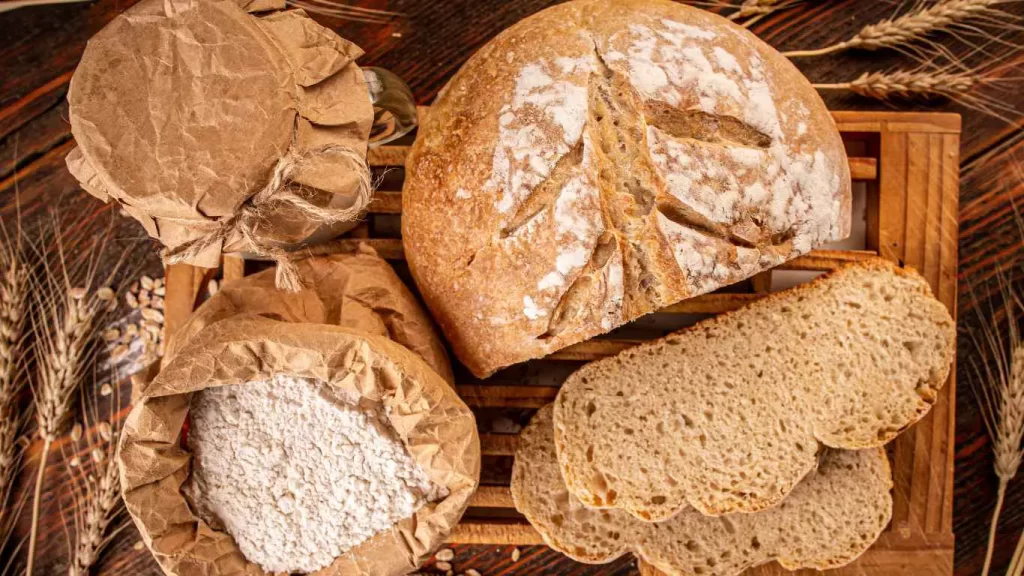 Frische Sauerteigbrot Zutaten wie Mehl, Wasser und Starterkultur für ein traditionelles Brot