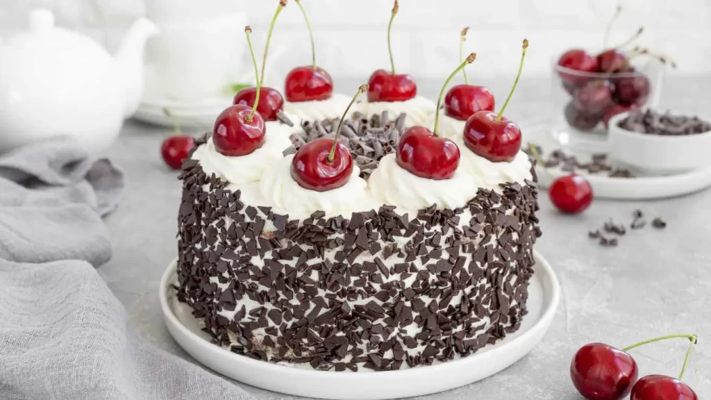 Klassische Schwarzwälder Kirschtorte mit Sahne, Schokolade und frischen Kirschen