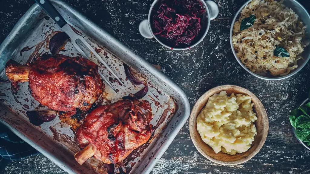 Zutaten für eine traditionelle Schweinshaxe mit Beilagen