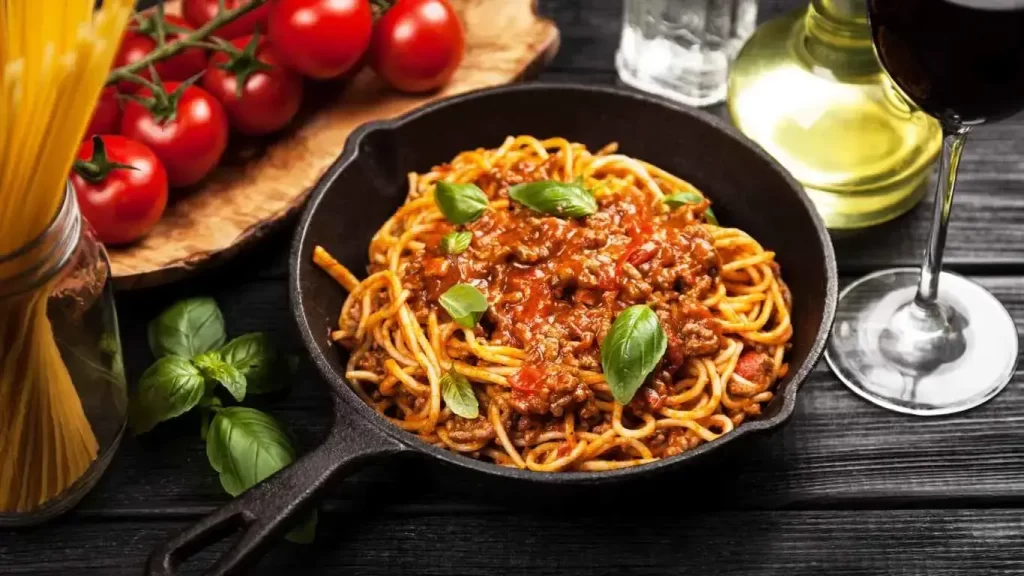 Spaghetti Bolognese angerichtet mit frischer Tomatensoße und Parmesan