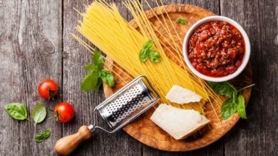 Frische Zutaten für Spaghetti Bolognese – Tomaten, Hackfleisch, Zwiebeln, Knoblauch, Karotten und Kräuter