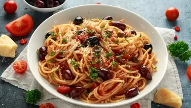 Spaghetti alla Puttanesca, serviert mit Tomatensauce, Oliven, Kapern und Sardellen.