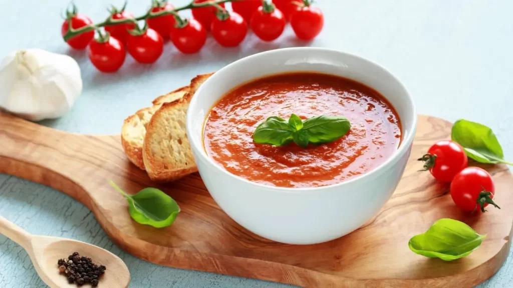 Tomatensuppe – eine cremige und aromatische Suppe aus frischen Tomaten, verfeinert mit mediterranen Kräutern.